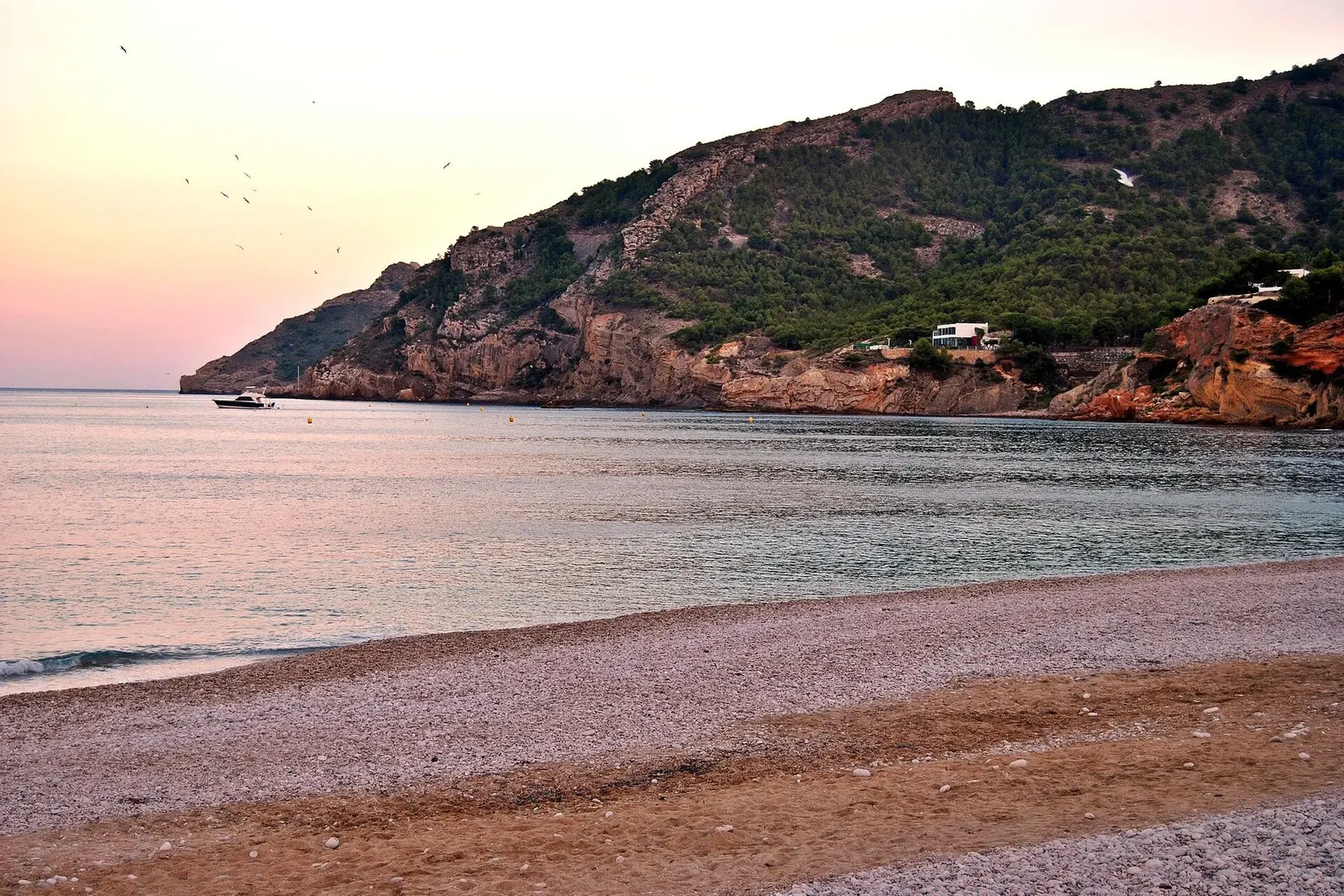 La playa del Albir, en l'Alfàs del Pi, al atardecer