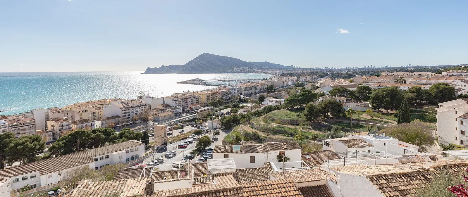 La bahía de Altea con la Serra Gelada y Benidorm al fondo